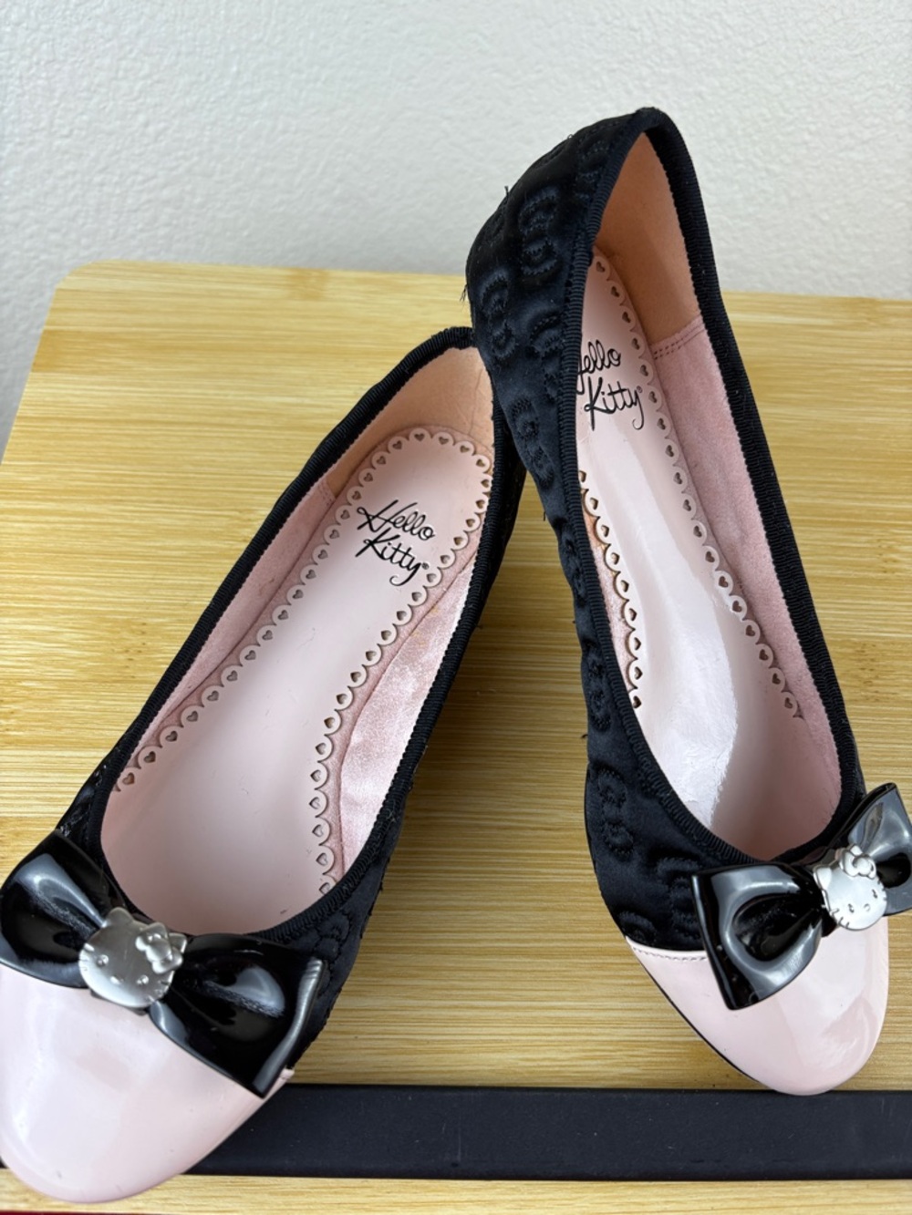 Hello Kitty Sanrio Patent Pink And Black Flats Kitty Charm Shoes 6 NEW RARE VTG - Picture 5 of 13